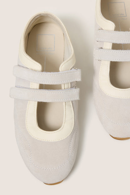 Swan Sneakerina