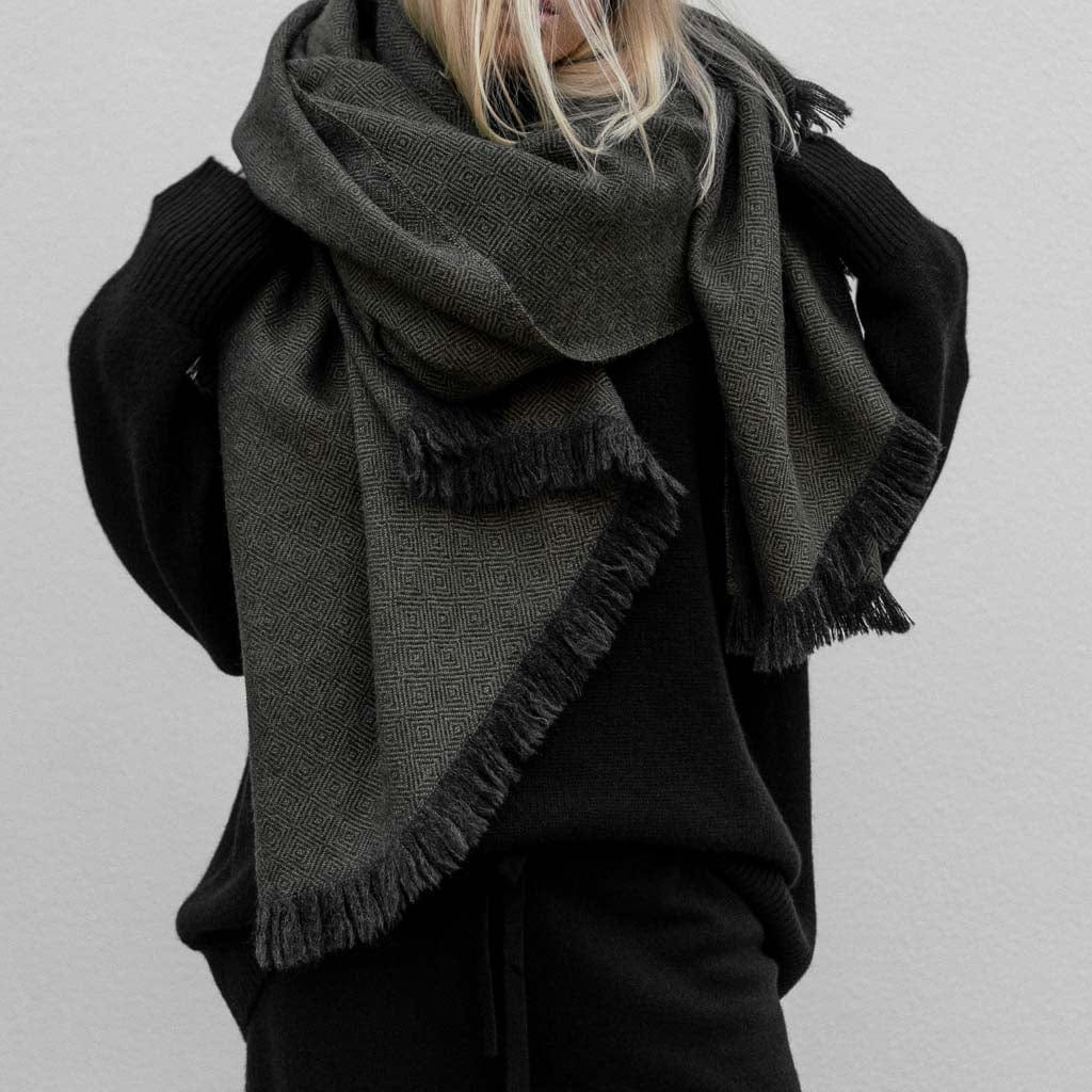 La Calle Alpaca Throw