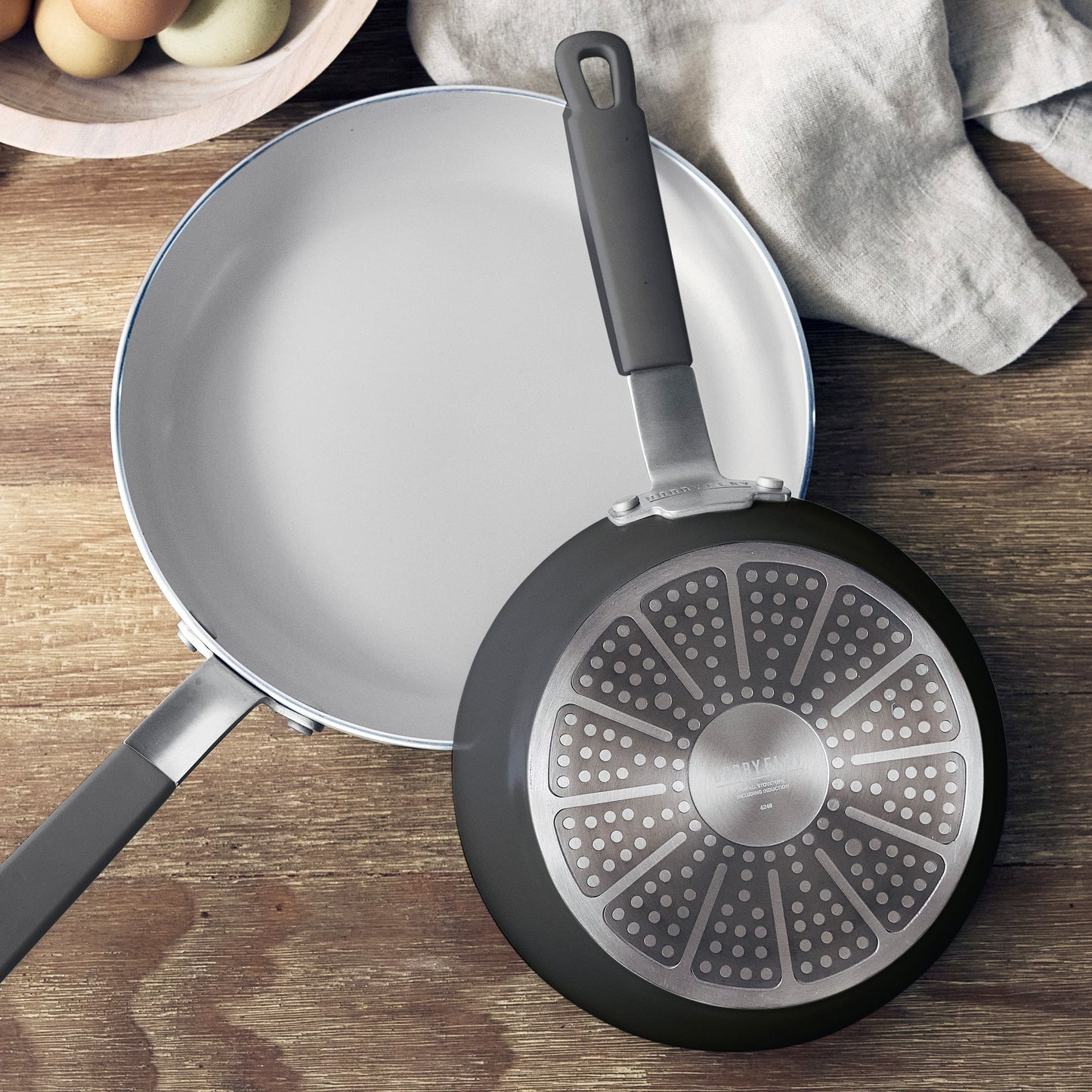 Bobby Flay by GreenPan Professional Ceramic Nonstick 10" Frypan | Graphite